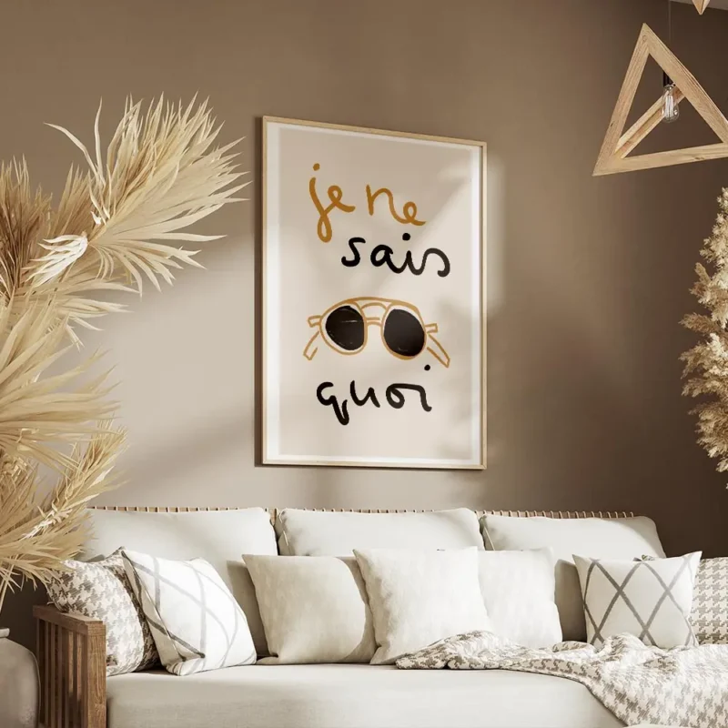affiche avec des lunettes de soleil noires et marron et le texte je ne sais quoi salon.webp