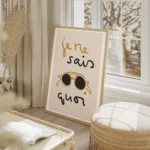 affiche avec des lunettes de soleil noires et marron et le texte je ne sais quoi salon beige.webp