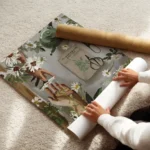 affiche avec des mains et des fleurs blanches un livre un arrosoir vert et des o enroule.webp