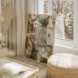 affiche avec des mains et des fleurs blanches un livre un arrosoir vert et des o salon beige.webp