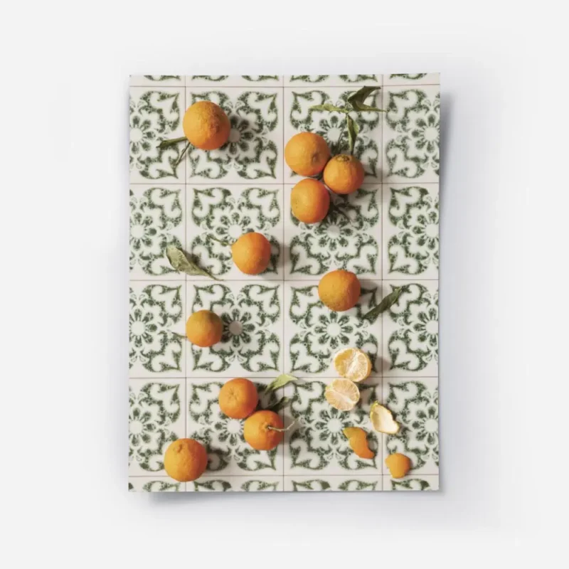 affiche avec des mandarines entieres une ouverte et des epluchures posees sur de.webp