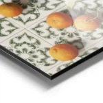 affiche avec des mandarines entieres une ouverte et des epluchures posees sur de aluminium.webp