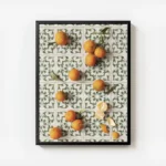 affiche avec des mandarines entieres une ouverte et des epluchures posees sur de avec cadre.webp