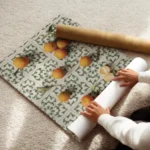 affiche avec des mandarines entieres une ouverte et des epluchures posees sur de enroule.webp