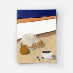 affiche avec des oranges dans un filet et une tasse de cafe style chic soleil ty.webp