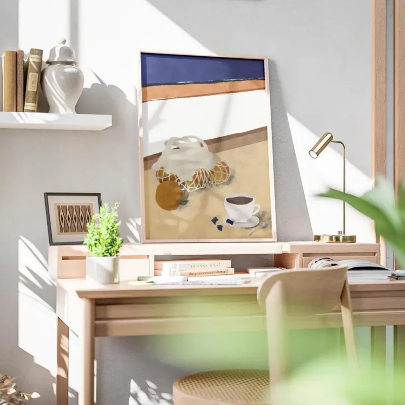 affiche avec des oranges dans un filet et une tasse de cafe style chic soleil ty bureau.webp