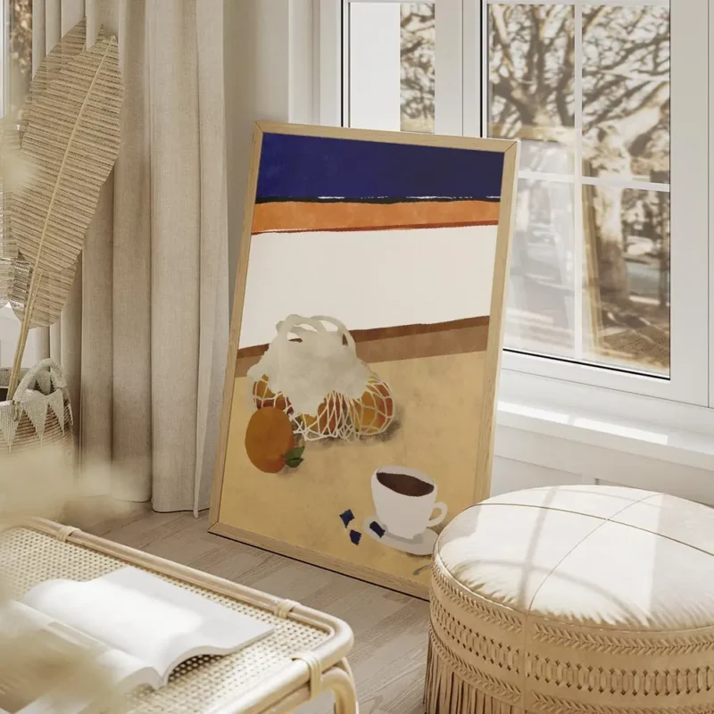 affiche avec des oranges dans un filet et une tasse de cafe style chic soleil ty salon beige.webp