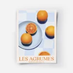affiche avec des oranges sur une assiette bleue une nappe a carreaux bleus et le.webp