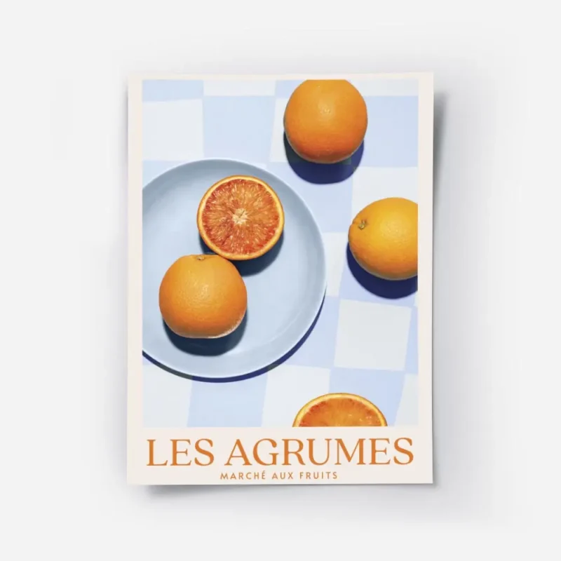 affiche avec des oranges sur une assiette bleue une nappe a carreaux bleus et le.webp