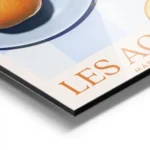 affiche avec des oranges sur une assiette bleue une nappe a carreaux bleus et le aluminium.webp