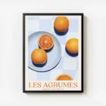 affiche avec des oranges sur une assiette bleue une nappe a carreaux bleus et le avec cadre.webp