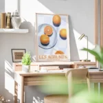 affiche avec des oranges sur une assiette bleue une nappe a carreaux bleus et le bureau.webp
