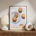 affiche avec des oranges sur une assiette bleue une nappe a carreaux bleus et le meuble.webp