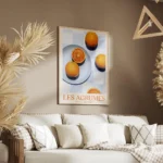 affiche avec des oranges sur une assiette bleue une nappe a carreaux bleus et le salon.webp