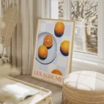 affiche avec des oranges sur une assiette bleue une nappe a carreaux bleus et le salon beige.webp