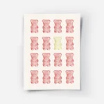 affiche avec des oursons gummy rouges et un jaune au centre disposes en rangees .webp