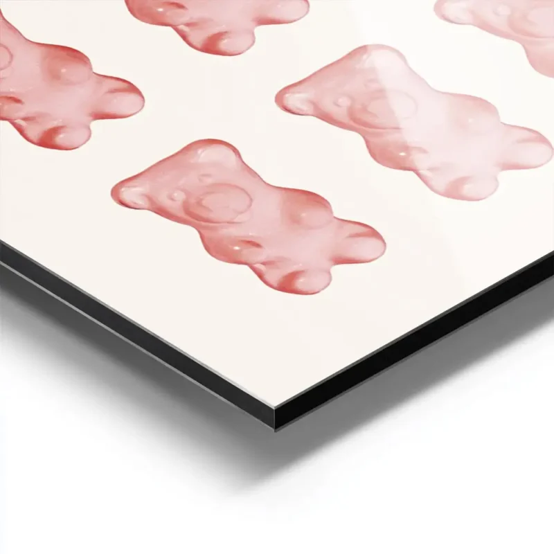 affiche avec des oursons gummy rouges et un jaune au centre disposes en rangees aluminium.webp