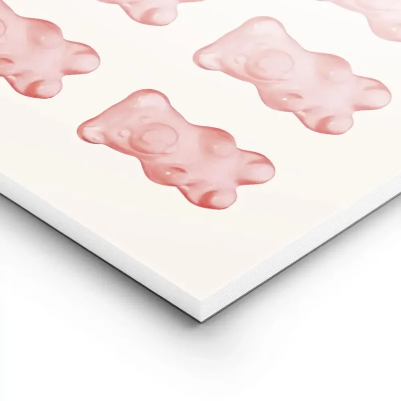 affiche avec des oursons gummy rouges et un jaune au centre disposes en rangees lightpanel.webp