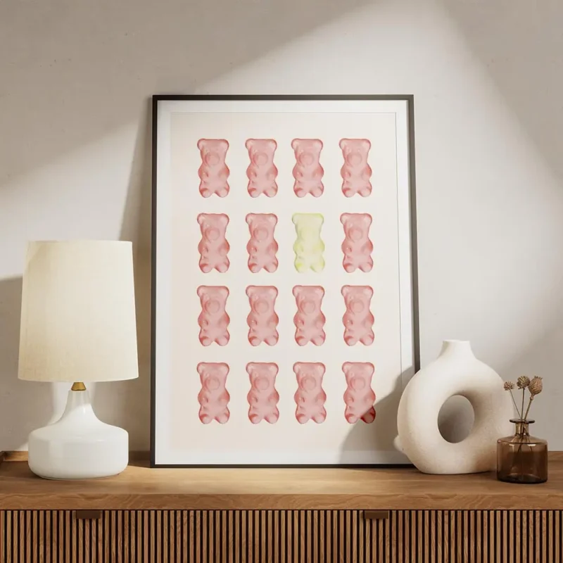 affiche avec des oursons gummy rouges et un jaune au centre disposes en rangees meuble.webp
