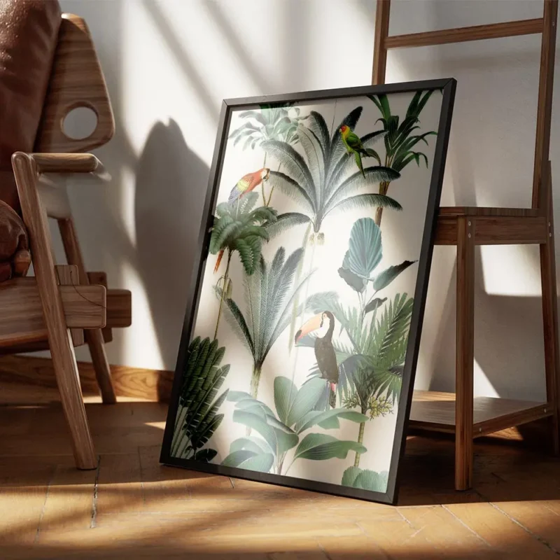 affiche avec des perroquets exotiques et un toucan dans une jungle luxuriante au encadre.webp