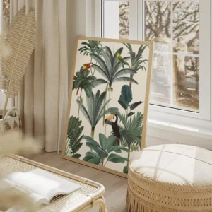 affiche avec des perroquets exotiques et un toucan dans une jungle luxuriante au salon beige.webp