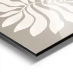 affiche avec des plantes graphiques beiges presentant des feuilles blanches styl aluminium.webp