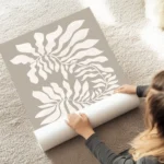 affiche avec des plantes graphiques beiges presentant des feuilles blanches styl au sol.webp