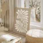 affiche avec des plantes graphiques beiges presentant des feuilles blanches styl salon beige.webp