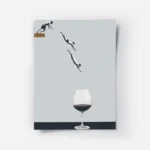 affiche avec des plongeurs en noir et blanc et un verre de vin rouge sur fond bl.webp