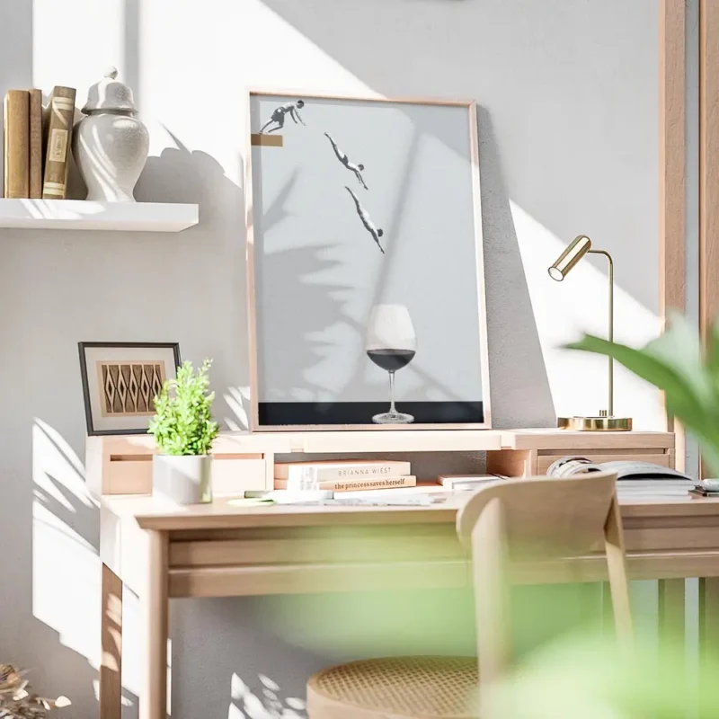 affiche avec des plongeurs en noir et blanc et un verre de vin rouge sur fond bl bureau.webp