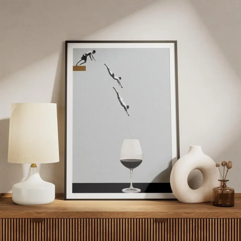affiche avec des plongeurs en noir et blanc et un verre de vin rouge sur fond bl meuble.webp