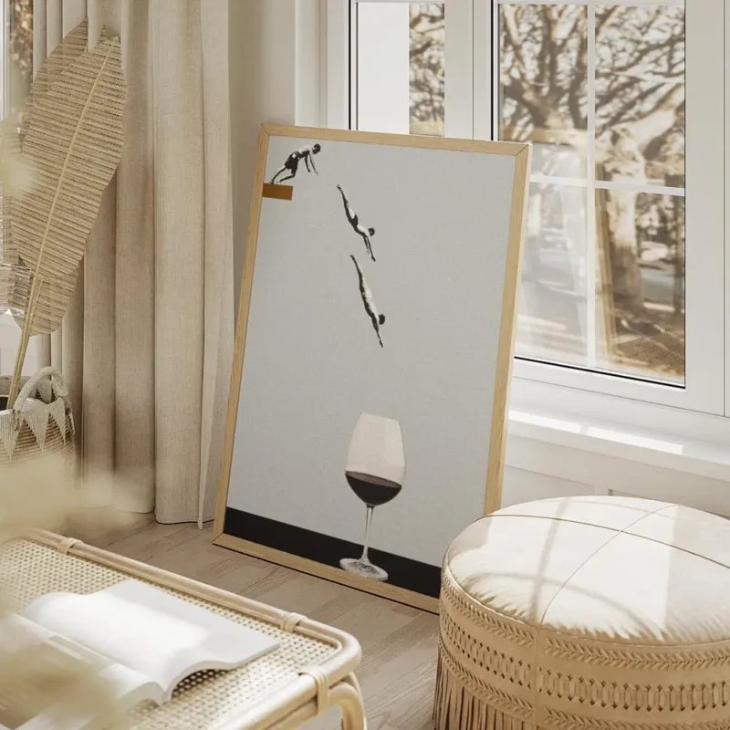 affiche avec des plongeurs en noir et blanc et un verre de vin rouge sur fond bl salon beige.webp