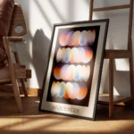 affiche avec des rangees de cercles abstraits aux couleurs vives comme la lumier encadre.webp