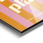 affiche avec des rayures verticales roses et oranges et le texte this is my happ aluminium.webp