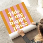 affiche avec des rayures verticales roses et oranges et le texte this is my happ au sol.webp