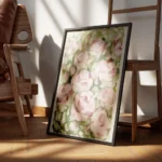 affiche avec des roses roses peintes a lhuile sur un fond de feuillage vert et d encadre.webp