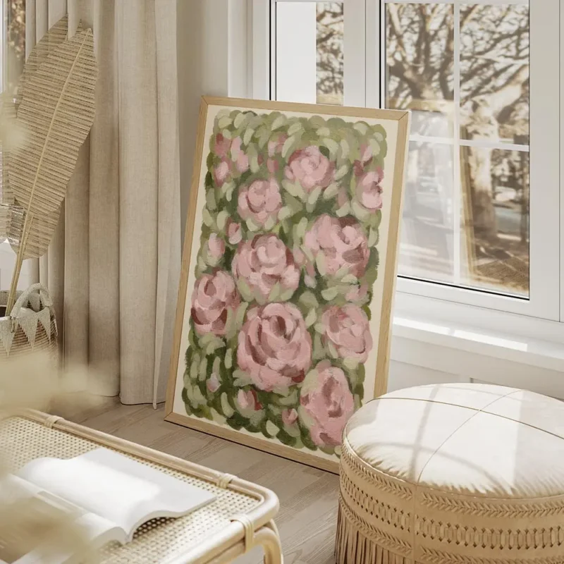 affiche avec des roses roses peintes a lhuile sur un fond de feuillage vert et d salon beige.webp