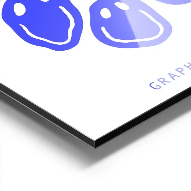 affiche avec des smileys bleus deformes et du texte bleu good vibes only sur fon aluminium.webp