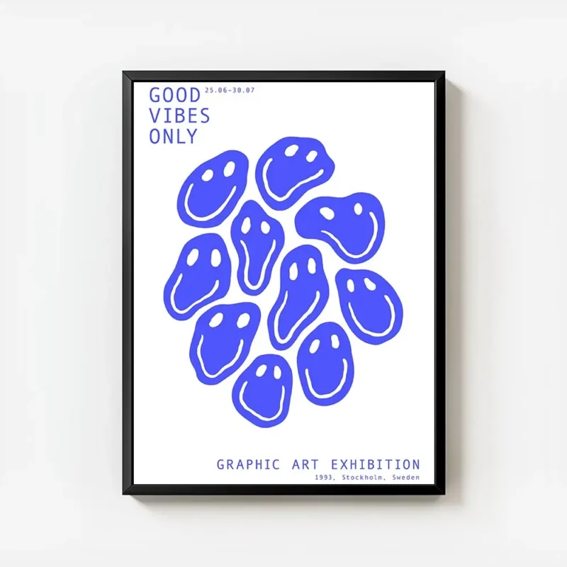 affiche avec des smileys bleus deformes et du texte bleu good vibes only sur fon avec cadre.webp