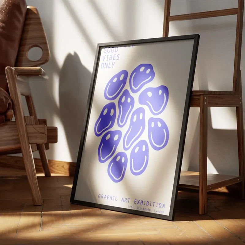 affiche avec des smileys bleus deformes et du texte bleu good vibes only sur fon encadre.webp