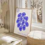 affiche avec des smileys bleus deformes et du texte bleu good vibes only sur fon salon beige.webp