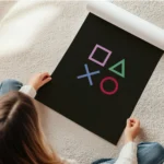 affiche avec des symboles de console de jeu carre rose triangle vert croix bleue en rouleau.webp