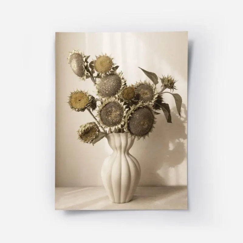 affiche avec des tournesols seches aux teintes beige et marron dans un vase blan.webp