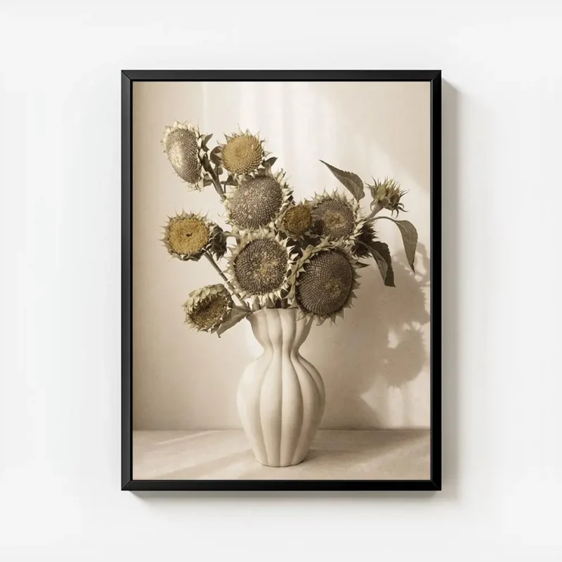 affiche avec des tournesols seches aux teintes beige et marron dans un vase blan avec cadre.webp