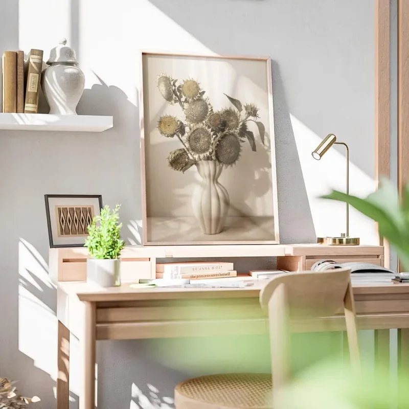 affiche avec des tournesols seches aux teintes beige et marron dans un vase blan bureau.webp