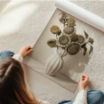 affiche avec des tournesols seches aux teintes beige et marron dans un vase blan en rouleau.webp
