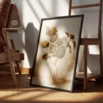 affiche avec des tournesols seches aux teintes beige et marron dans un vase blan encadre.webp