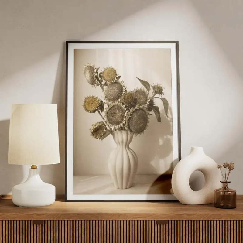 affiche avec des tournesols seches aux teintes beige et marron dans un vase blan meuble.webp