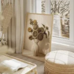 affiche avec des tournesols seches aux teintes beige et marron dans un vase blan salon beige.webp