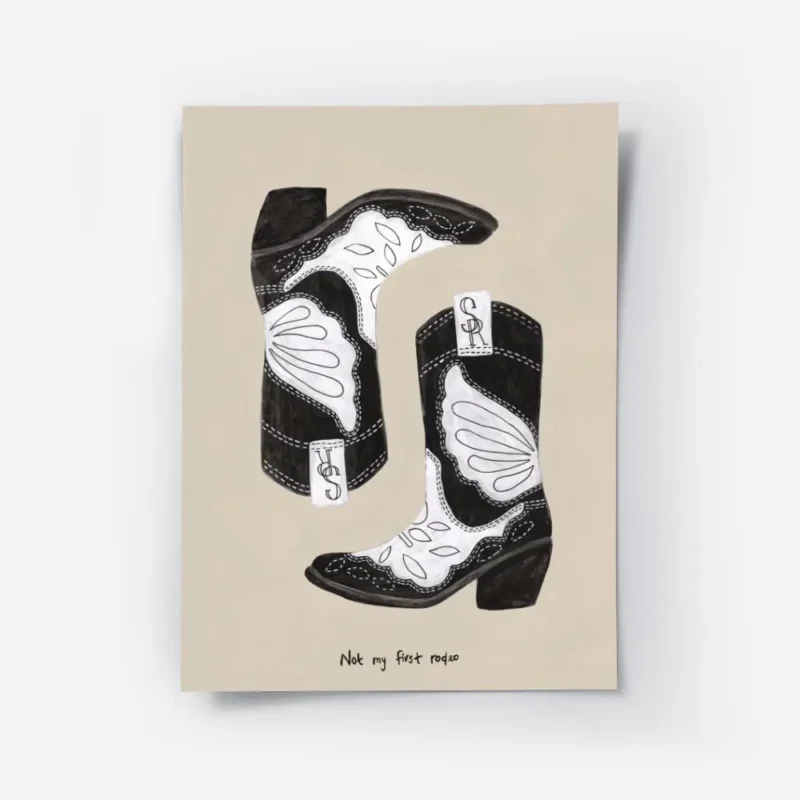 affiche avec deux bottes de cowboy noires et blanches sur fond beige et le texte.webp